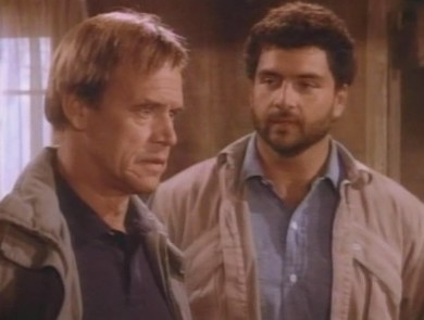 Angus MacGyver Trucs et Astuces - 2x09 Le Silence Est d'Or - David Crane, le m�chant de l'�pisode, avec un complice